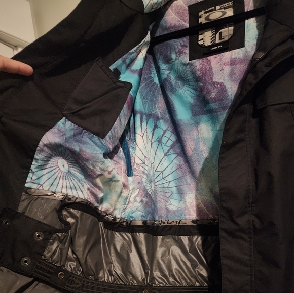 Gently used Oakley snowboard jacket - Picture 3 of 6